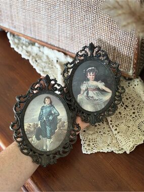 Vintage Ornate Brass Vintage-Style Oval Wall Frames with Classic Portraits
